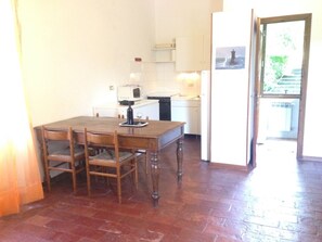 Fridge, microwave, oven, stovetop - Lakefront studio with garden (Sale Marasino)
