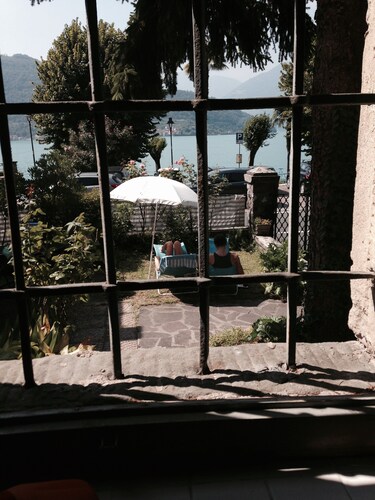 Lakefront studio with garden