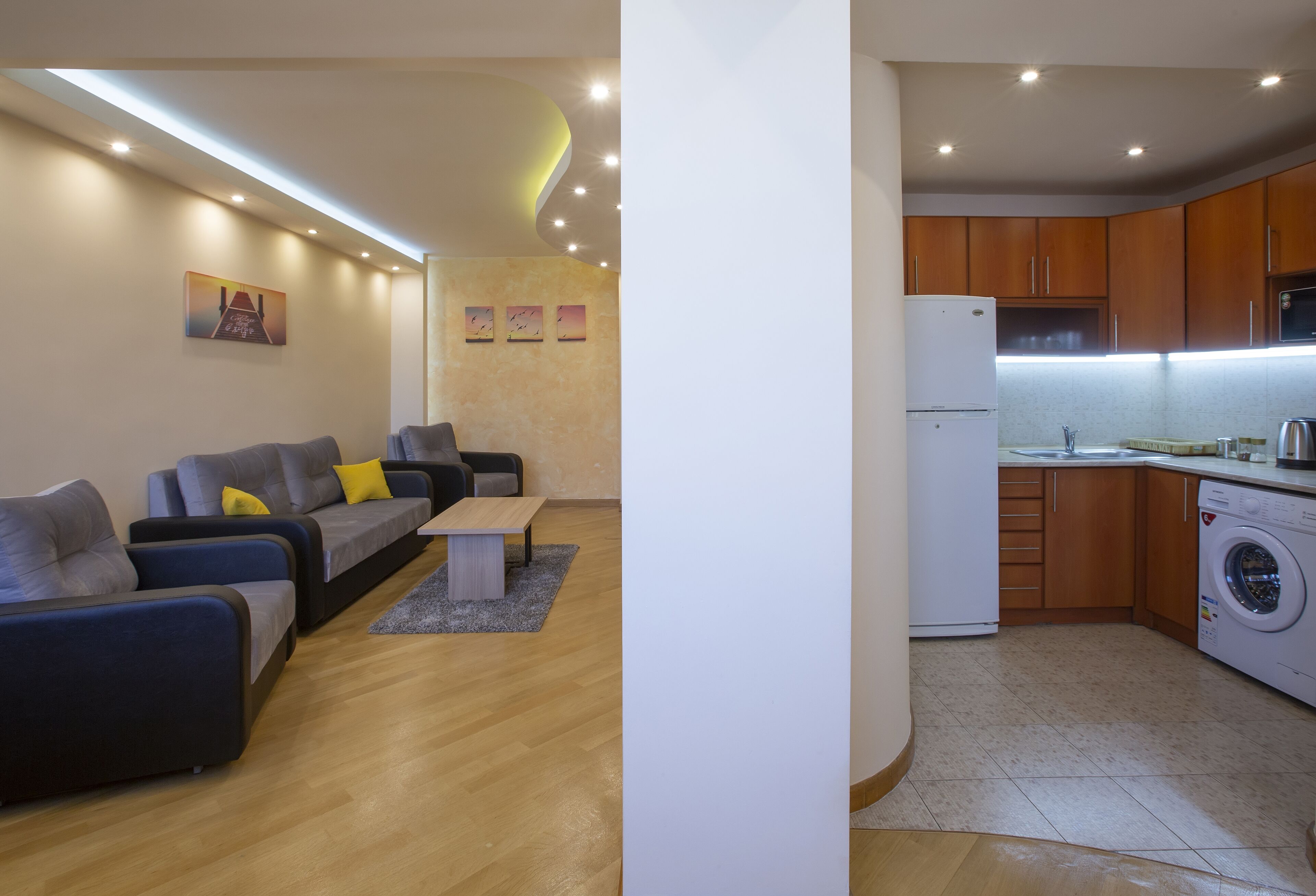 Departamento panorámico, balcón, vista a la colina | Cocina privada | Refrigerador con congelador, microondas y parrilla de estufa 