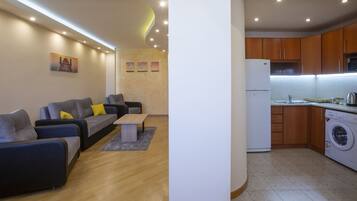 Departamento panorámico, balcón, vista a la colina | Cocina privada | Refrigerador con congelador, microondas y parrilla de estufa