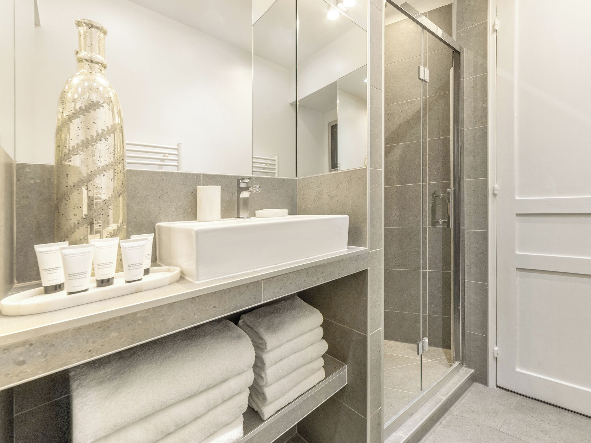 Douche, sèche-cheveux, serviettes fournies, savon