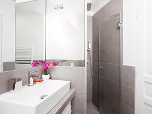 Dusche, Haartrockner, Handtücher, Seife