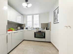 Coffee/tea maker, fridge, microwave, oven