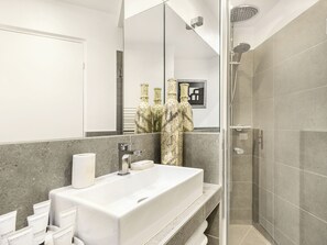 Dusche, Haartrockner, Handtücher, Seife