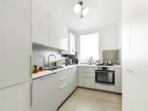 Frigorifero, microonde, forno, piano cottura