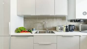 Cafetera/tetera, refrigerador, microondas, horno