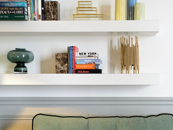 A bookshelf with books and decorative items. - LivinParis | Luxury AC 4 Bedrooms Opera Lafayette IV (Paris)