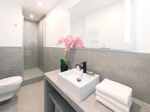 Dusche, Haartrockner, Handtücher, Seife
