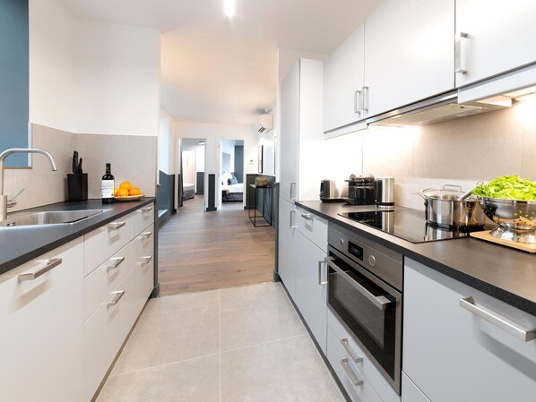 Réfrigérateur, micro-ondes, four, plaque de cuisson