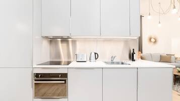 Frigorifero, microonde, forno, piano cottura