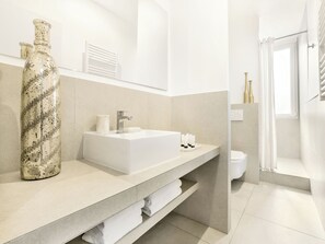 Een douche, een haardroger, handdoeken, zeep