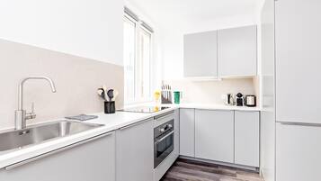 Réfrigérateur, micro-ondes, four, plaque de cuisson