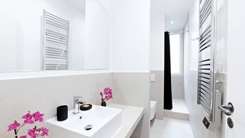 Doccia, asciugacapelli, asciugamani, sapone