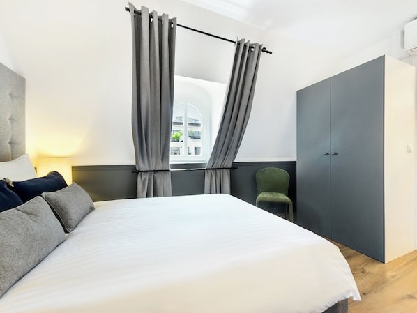 3 bedrooms, iron/ironing board, WiFi (free), bed sheets