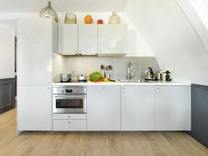 Wasserkocher mit Kaffee-/Teezubehör, Kühlschrank, Mikrowelle, Ofen