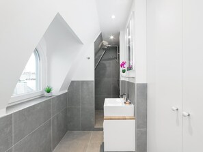 Shower, hair dryer, towels, soap - LivinParis | Luxury AC 3 Bedrooms Le Louvre - Eiffel View (Paris)
