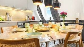Coffee/tea maker, fridge, microwave, oven - LivinParis | Luxury AC 2 Bedrooms Le Louvre - Sacré Cœur View (Paris)
