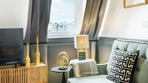 TV - LivinParis | Luxury AC 2 Bedrooms Le Louvre - Sacré Cœur View (Paris)