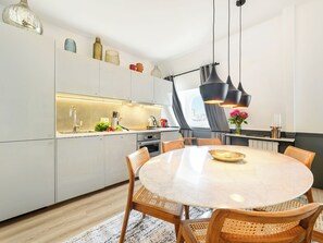 Coffee/tea maker, fridge, microwave, oven