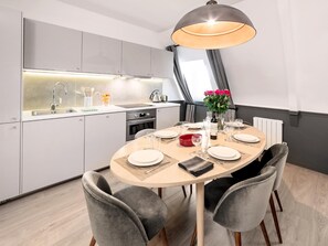 Fridge, microwave, oven, stovetop - LivinParis | Luxury AC 2 Bedrooms Le Louvre - Sacré Cœur View (Paris)