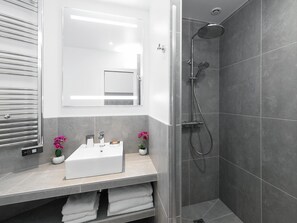 Douche, sèche-cheveux, serviettes fournies, savon