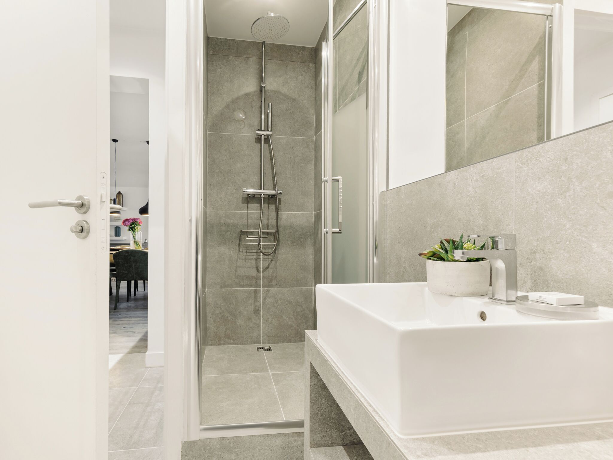 Een douche, een haardroger, handdoeken, zeep