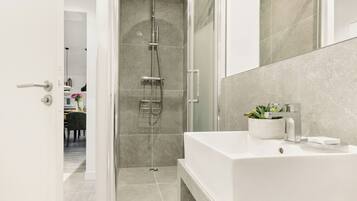 Een douche, een haardroger, handdoeken, zeep