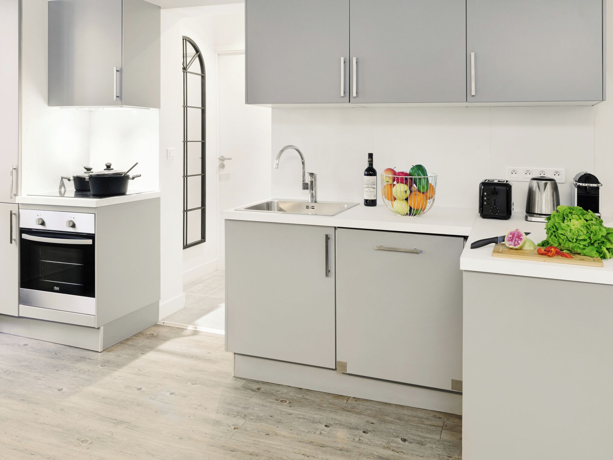 Een koelkast, een microgolfoven, een oven, een kookplaat