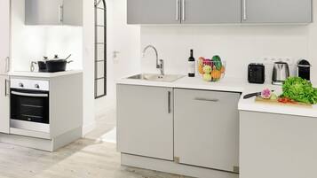 Een koelkast, een microgolfoven, een oven, een kookplaat