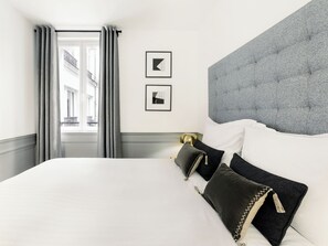 Unclassified image, 5 of 24, button - LivinParis | Luxury 3 Bedrooms Le Marais II (Paris)