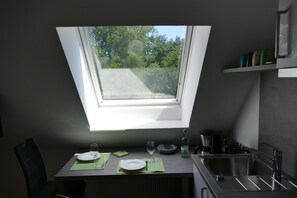 Réfrigérateur, micro-ondes, plaque de cuisson, lave-vaisselle