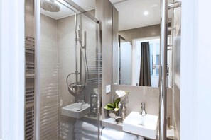 Shower, hair dryer, towels, soap - LivinParis | Luxury 3 Bedrooms Grand-Boulevard I (Paris)