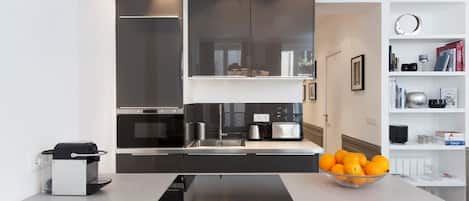 Frigorifero, microonde, forno, piano cottura