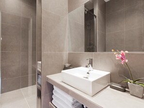Dusche, Haartrockner, Handtücher, Seife