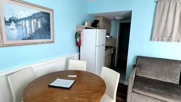 Suite Deluxe | Area soggiorno | TV 34 pollici con canali satellitari