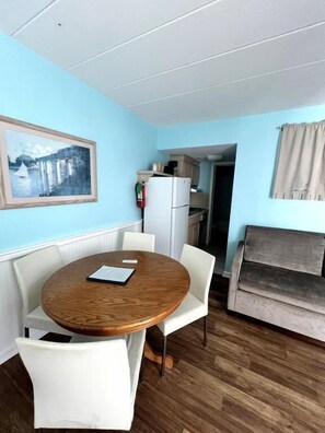 デラックス スイート | リビング エリア | 34 インチのテレビ (衛星放送視聴可)