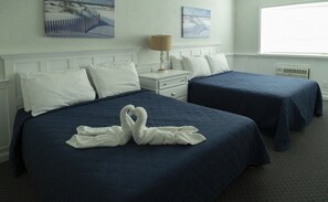 クラシック ルーム | 羽毛の掛け布団、ピロートップベッド、ノートパソコン用作業スペース、遮光カーテン