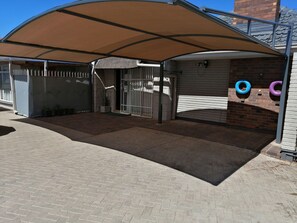 Exterior detail - Caledon Overnight Rooms (Kimberley)