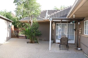 Deluxe Room (2) | Terrace/patio - Caledon Overnight Rooms (Kimberley)