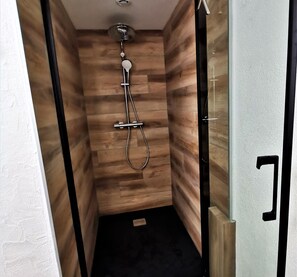 Douche, serviettes fournies