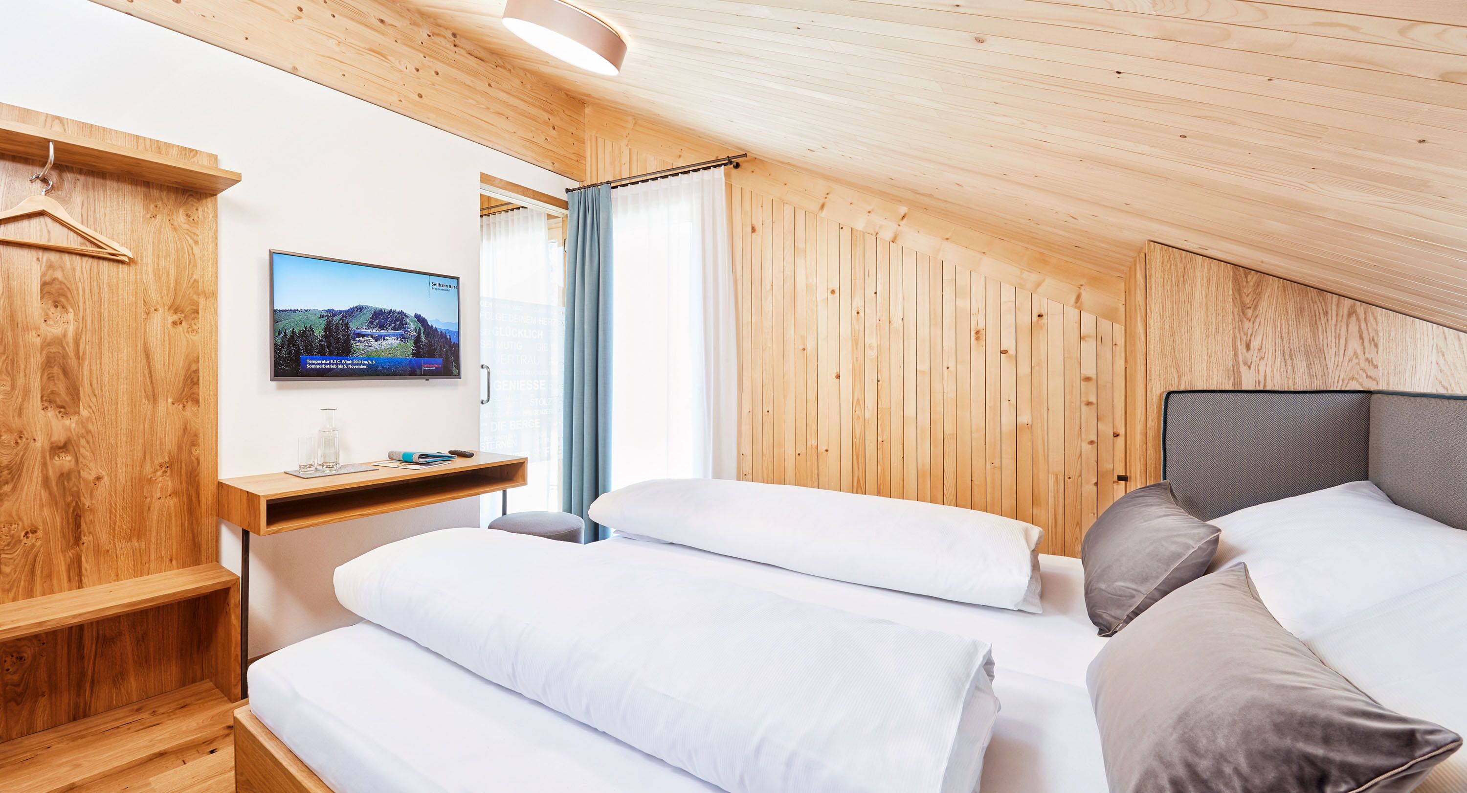 Cofres nos quartos, cortinas blackout, quartos à prova de som