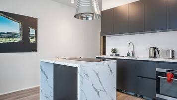 Frigorífic, microones, forn i placa de cuina