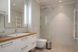Douche, séchoir à cheveux, serviettes fournies