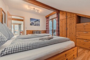 2 bedrooms, in-room safe, desk, iron/ironing board