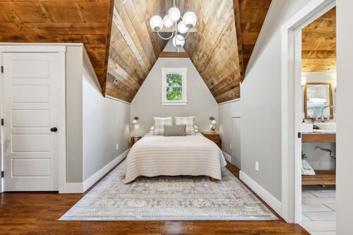 Murals + Design Details Walkable to Franklin