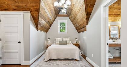 Murals + Design Details Walkable to Franklin