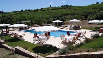 Piscine extérieure, chaises longues