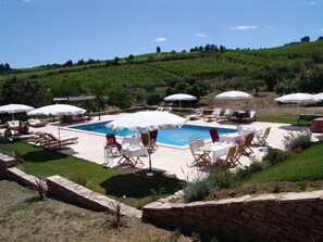 Piscine extérieure, chaises longues