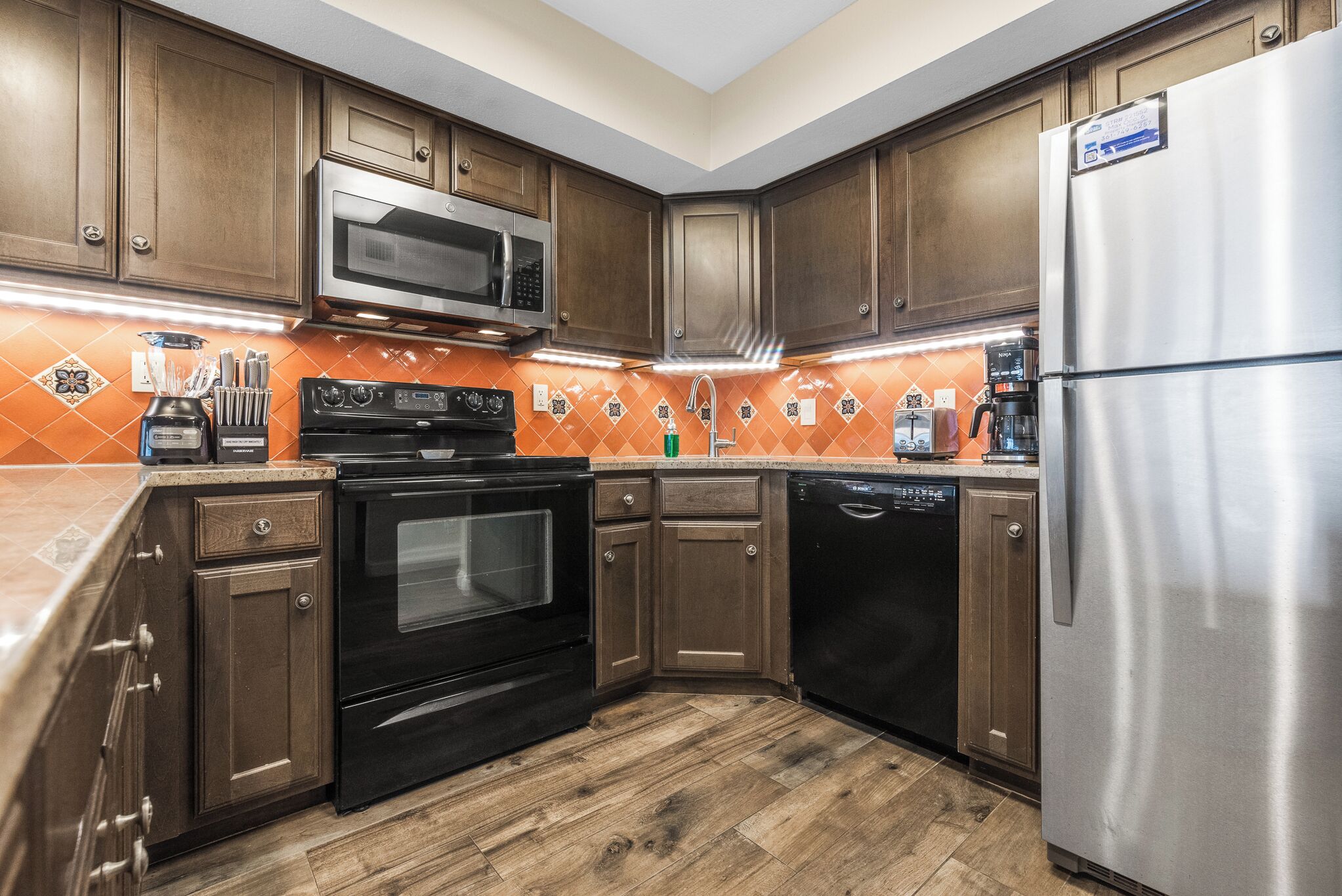 冰箱、微波炉、烤箱、炉灶