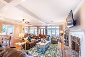 Tv, eldstad och böcker